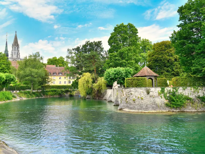 Almanya'daki Konstanz şehrinin limanı yakınında Konstanz Gölü'nde bulunan 'Stadtgarten' adlı kanala sahip halka açık park