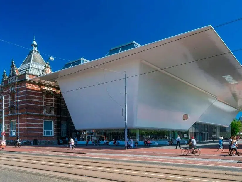Amsterdam'da bulunan Stedelijk Müzesi