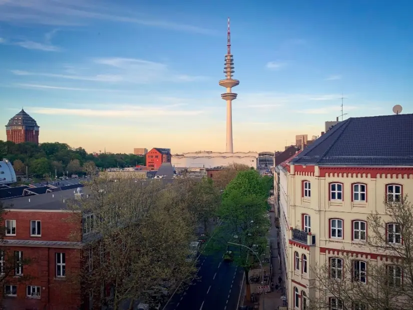 Gün batımında Hamburg'daki Sternschanze bölgesinin çatı manzarası