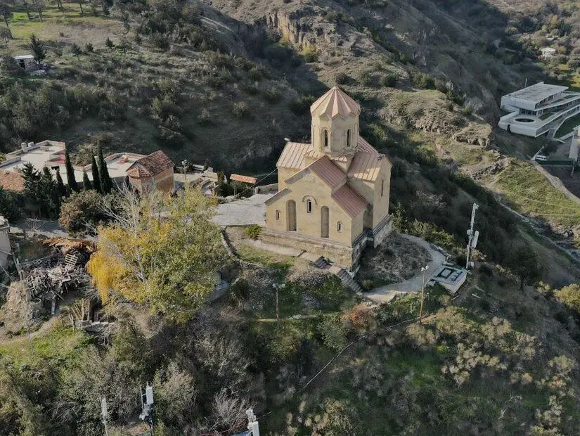 Tiflis'teki Başkalaşım Tabor Manastırı, Narikhala Tepesinden Görünüm