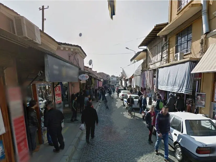 tarihi arasta çarşısında dolaşan insanlar