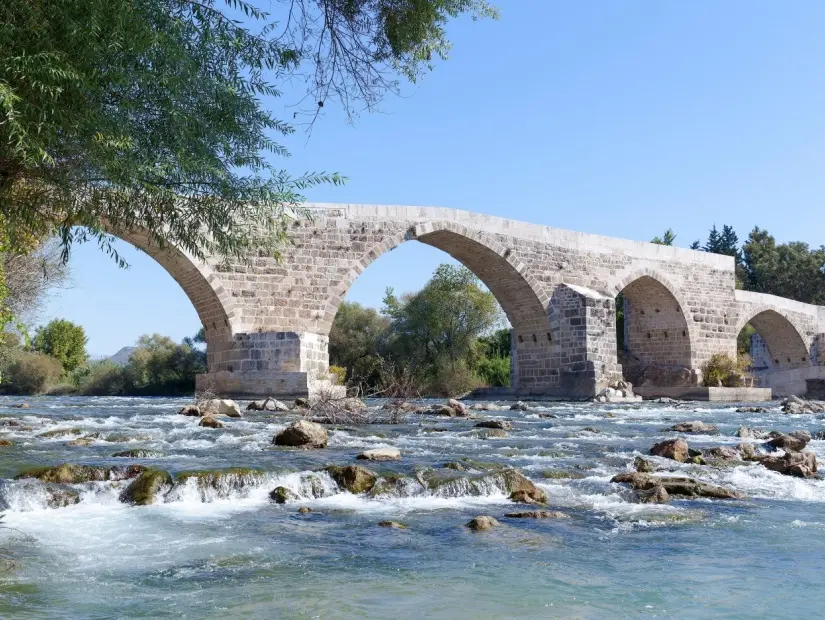 Tarihi Aspendos Köprüsü görünümü