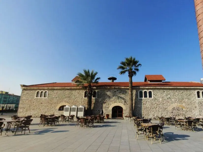 Tarihi Havagazı Fabrikası Kültür Merkezi önünde oturmalık yerler