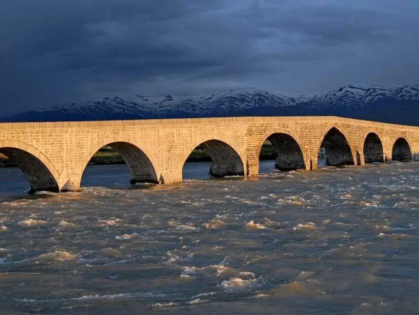 Muş'ta bulunan Tarihi Murat Köprüsü, 13. yüzyılda Selçuklular döneminde inşa edilmiştir.