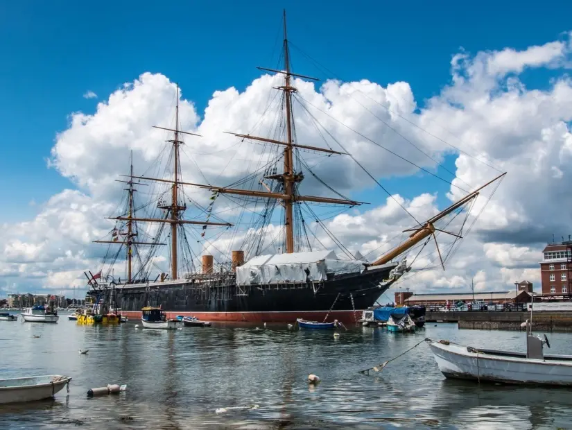  Portsmouth limanındaki tarihi Viktorya dönemine ait zırhlı firkateyn savaş gemisinin görünümü