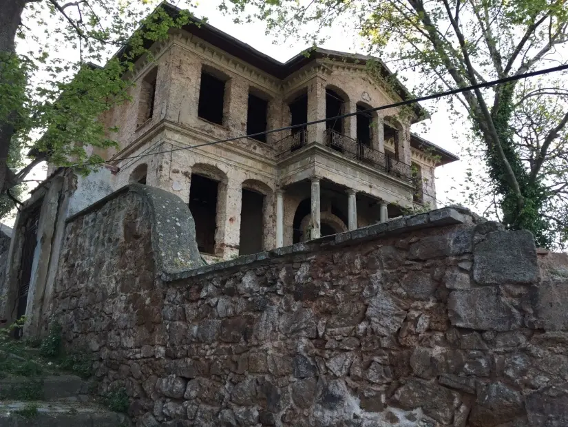 istanbul büyükada'da bir taş bina (taş okul)