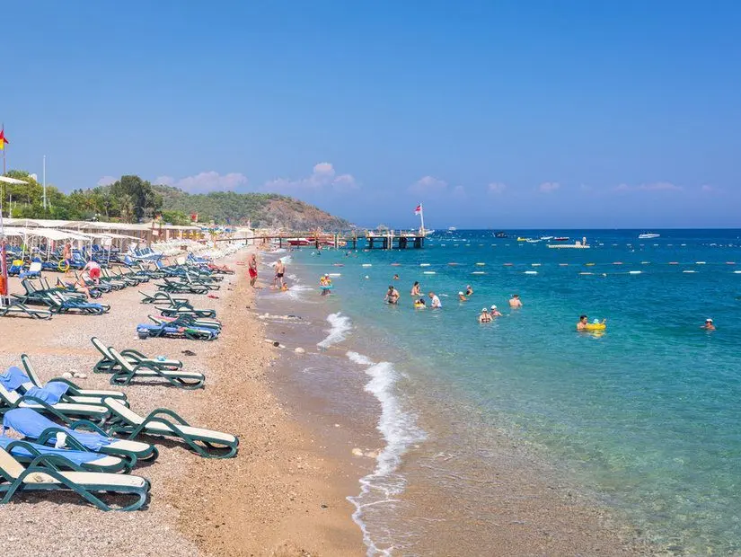 güneşli günde tekirova plajı görünümü