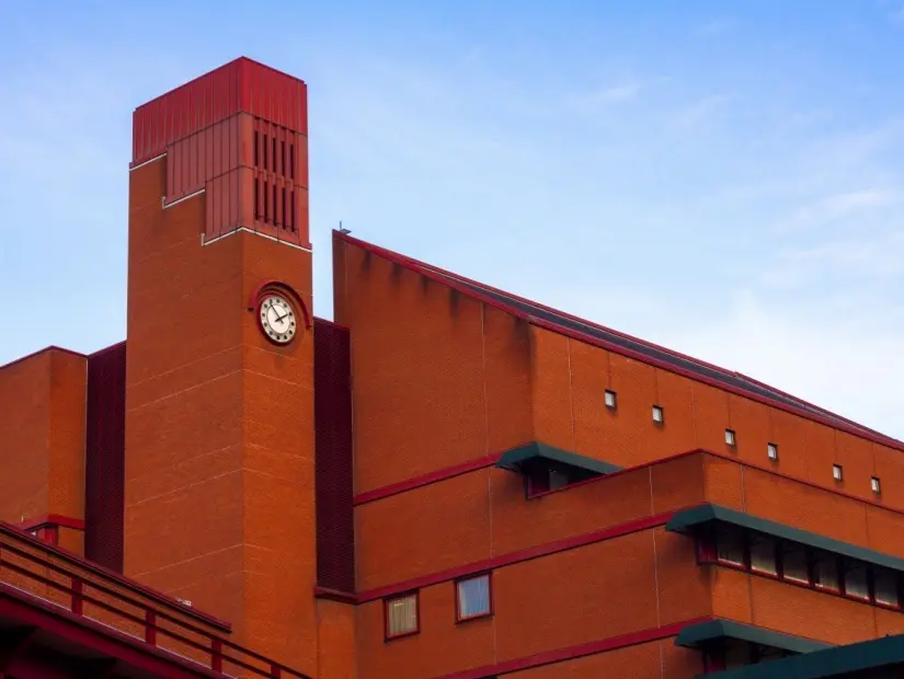 Londra'daki British Library - modern kırmızı tuğlalı bir bina