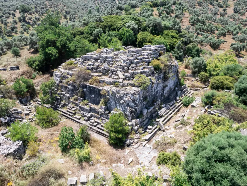 Türkiye'nin antik kenti yakınlarındaki Belevi türbesinin kalıntıları.
