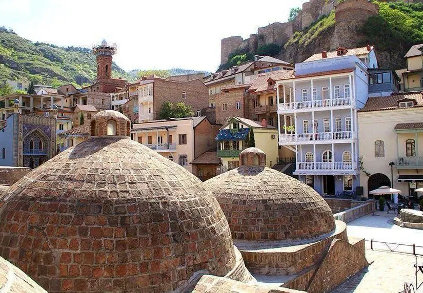 Abanotubani - Gürcistan'ın Tiflis şehrinin sülfür hamamlarıyla tanınan antik bölgesi. Buhar odalarının kırmızı tuğlalı kubbeli çatısı.