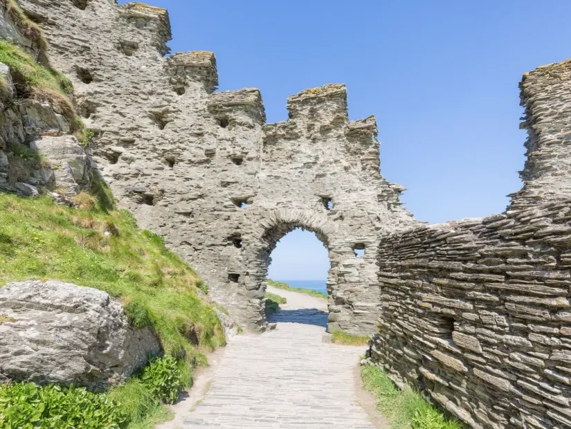 İngiltere'nin Cornwall kentindeki Tintagel Kalesi'nin antik kalıntılarının bir kısmı.