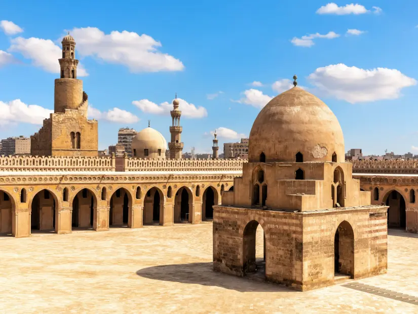 İbn Tulun Camii ana görünümü, Kahire, Mısır'ın ünlü simgesi
