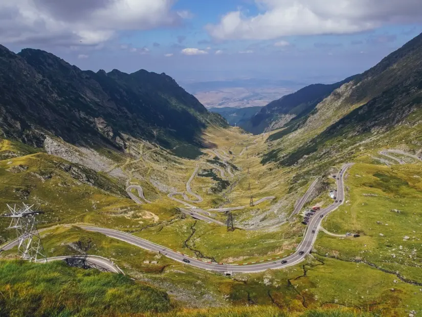 Romanya'daki Fagaras dağlarındaki Transfagarasan yolu