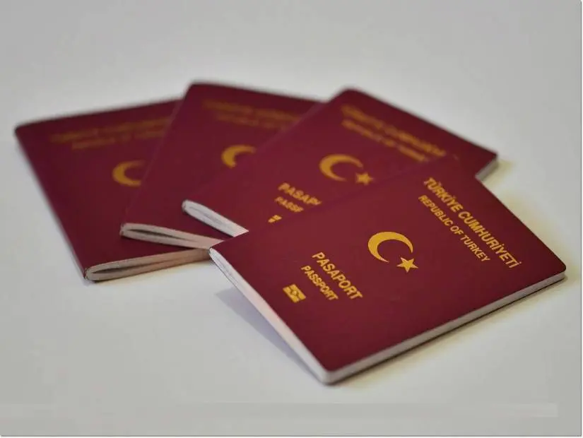 türkiye pasaportu üst üste konulmuş