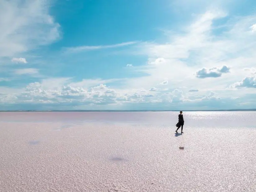 Tuz Gölü üzerinde yürüyen siluet kadın