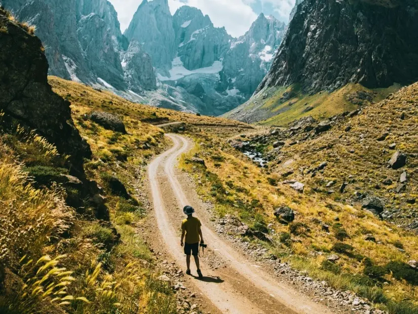 Uludoruk dağlarına doğru yürüyen fotoğrafçı