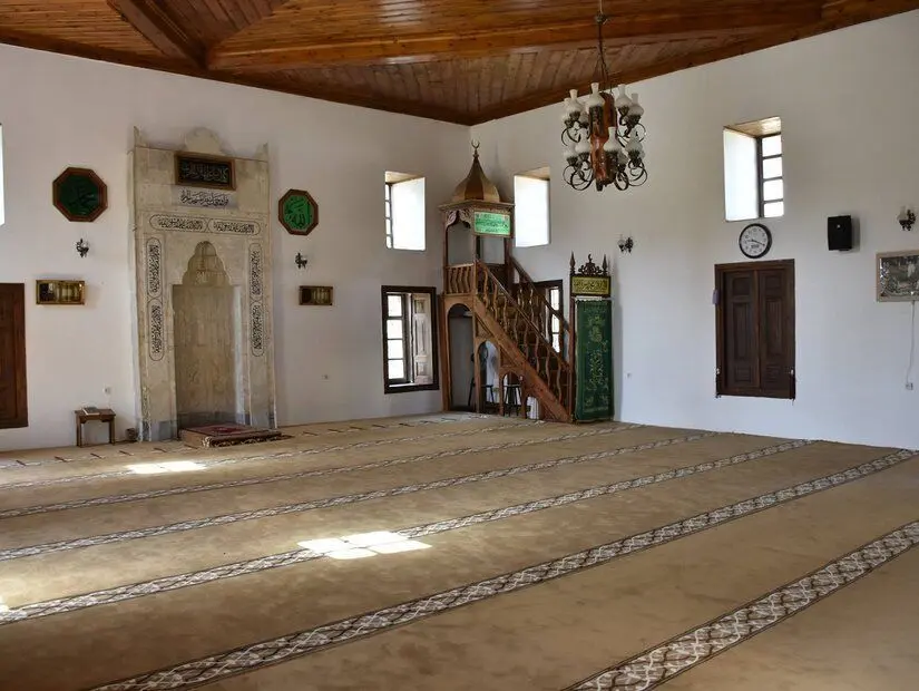 Uluhan Camii iç görünümü
