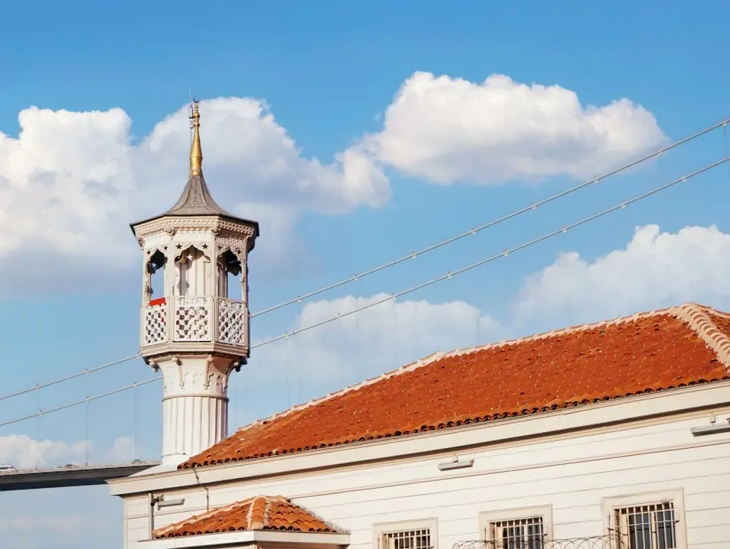 Üryanizade Ahmet Esat Efendi Camii köprüsü adı verilen küçük cami