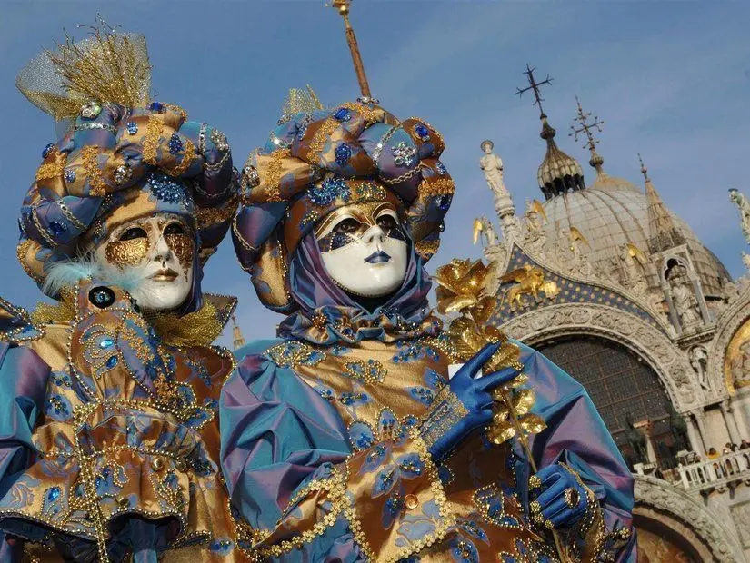 venedik festivalinde kostümlü insanlar