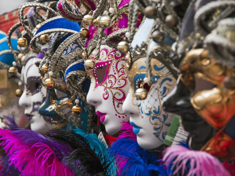 venedik karnavalında takılan renkli maskeler