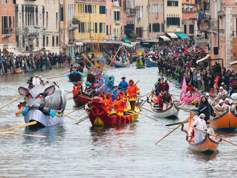 venedik-karnavalinda büyük venedik kanalı görünümü