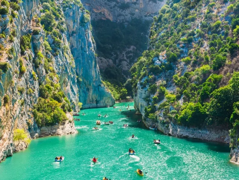Cliffy, Galetas köprüsü yakınındaki Verdon boğazlarını kayalıyor, Sainte Croix Gölü, Provence, Provence Alpes Côte d'Azur, Fransa