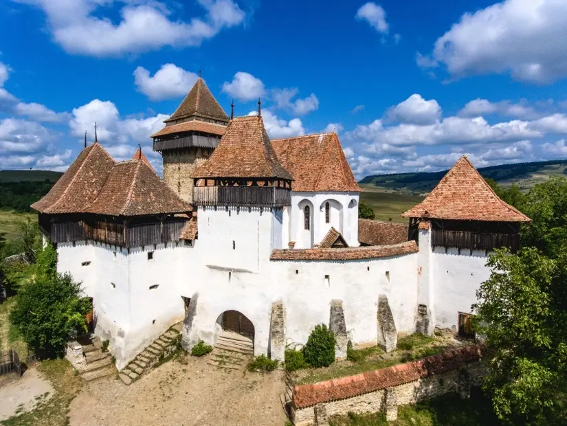 Romanya'nın geleneksel Viscri köyündeki Viscri sakson kilisesi. 