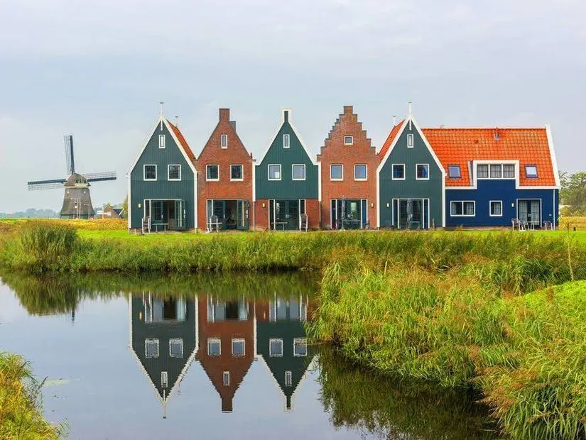 Hollanda'nın Volendam şehri deniz parkı renkli evler. 