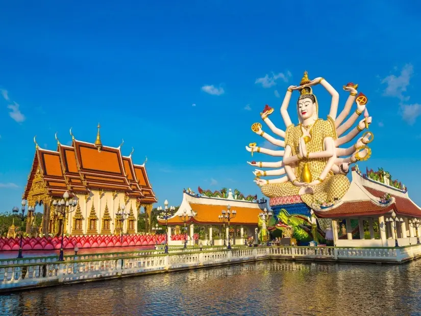 Bir yaz gününde Wat Plai Laem Tapınağı, Samui, Tayland'daki Shiva Heykeli