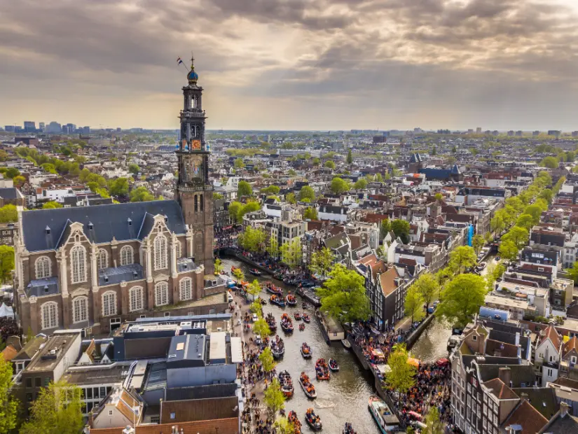 Koningsdag Kral Günü kutlamalarında kuzeyden görülen Westerkerk kilisesinin Amsterdam havadan görünümü. 
