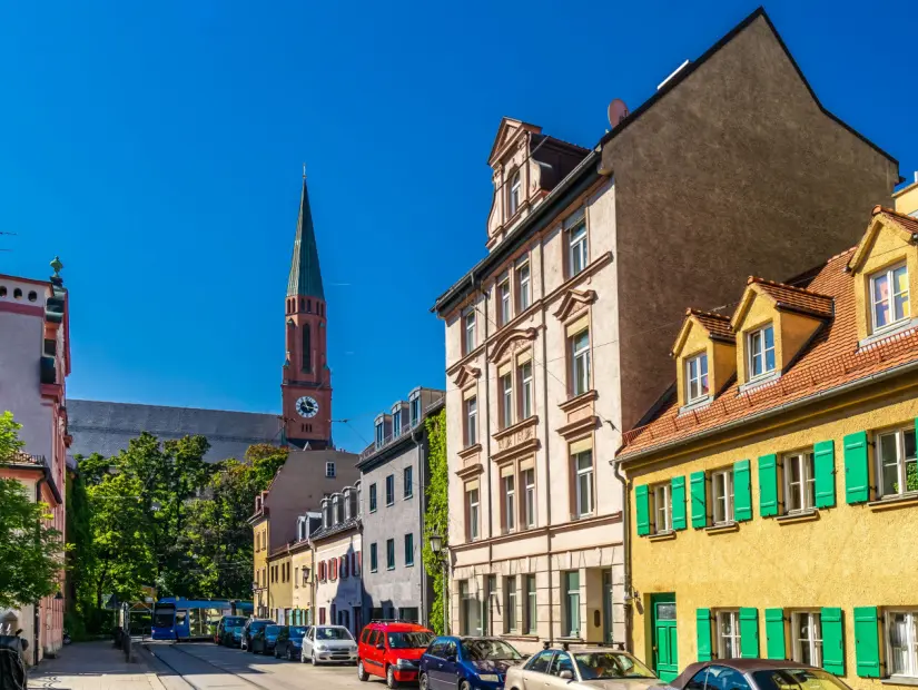 Münih'teki tarihi binalar ve St. Joahann Baptist kilisesi.