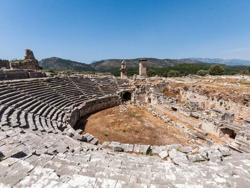 Likya yolunun bir parçası olan Xanthos antik kentinin tiyatrosuna bakan görünümü