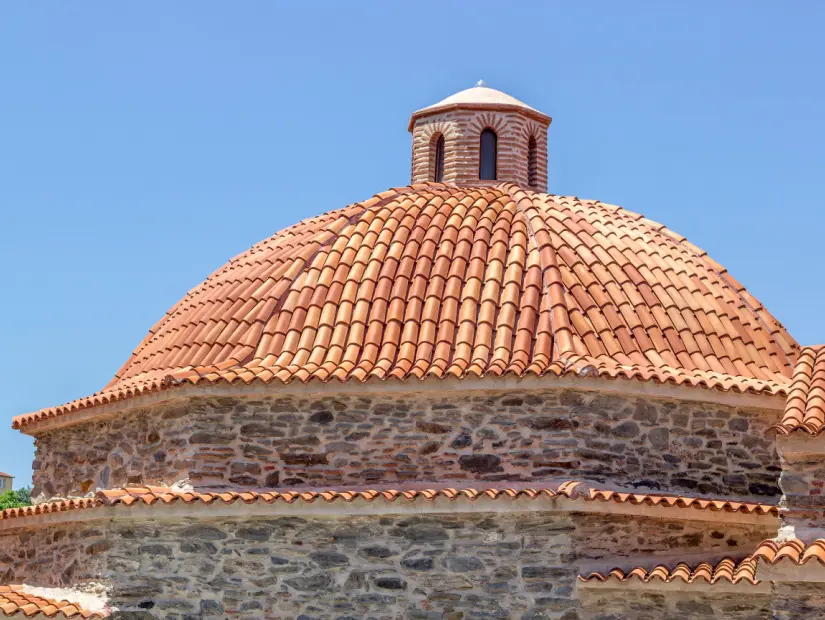 tarihi hamam kubbe yapısında olan çatısı