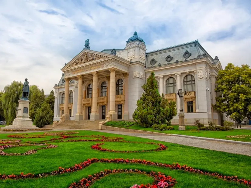 Romanya'nın Iasi kentindeki Ulusal Tiyatro'nun bulutlu manzarası.