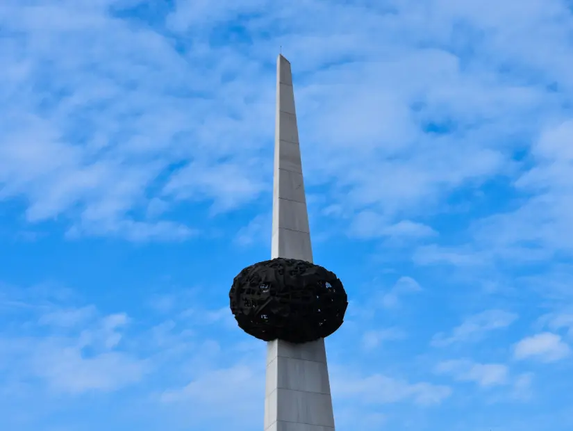 Devrim Meydanı'ndaki (Piata Revolutiei) Bükreş, Romanya'daki Yeniden Doğuş Anıtı 