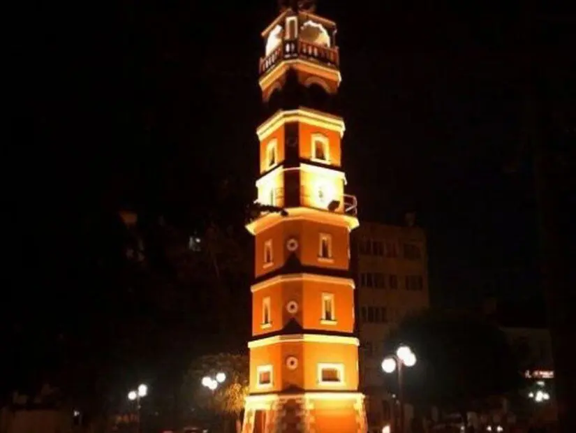 Yenişehir Saat Kulesi akşam görünümü