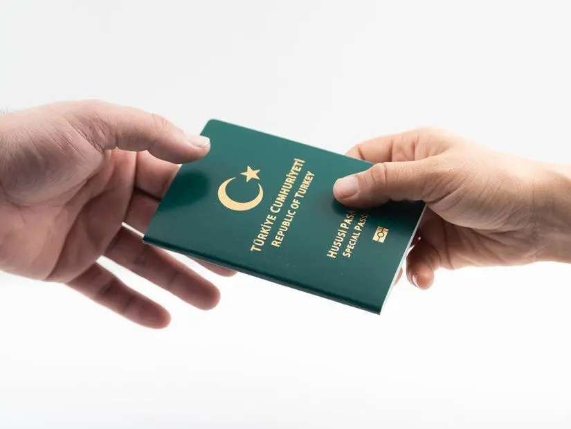 yeni pasaportunu teslim alan kişi