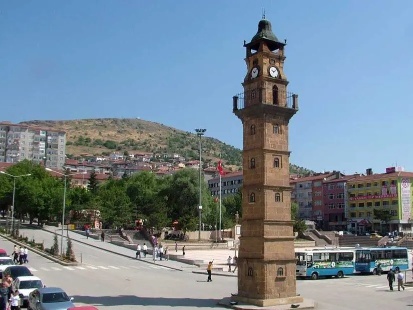 kesme taşlardan oluşan yedi katlı tarihi saat kulesi görünümü
