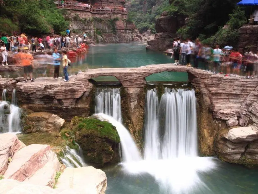 Yuntai bahçesinde bulunan insanlar