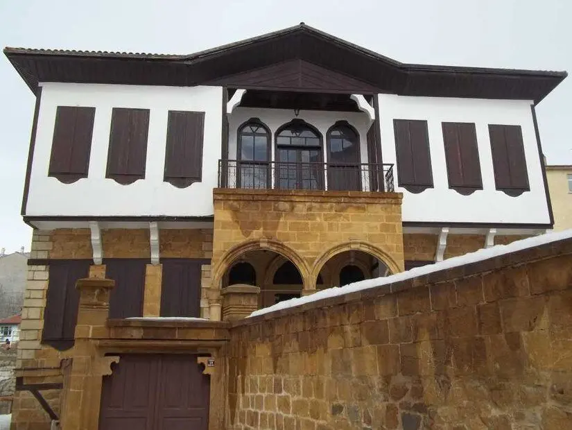 Yusuf Karslıoğlu Konağı ön cephe görünümü