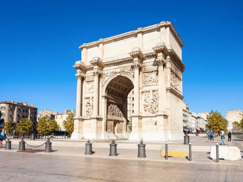 Porte d'Aix veya Porte Royale, Fransa'nın güneyindeki Marsilya şehrinde zafer takı