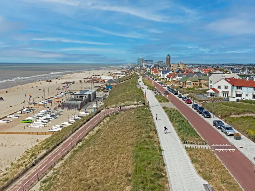 Güzel bir yaz gününde Hollanda'nın Kuzey Denizi'ndeki Zandvoort plajından hava görüntüsü