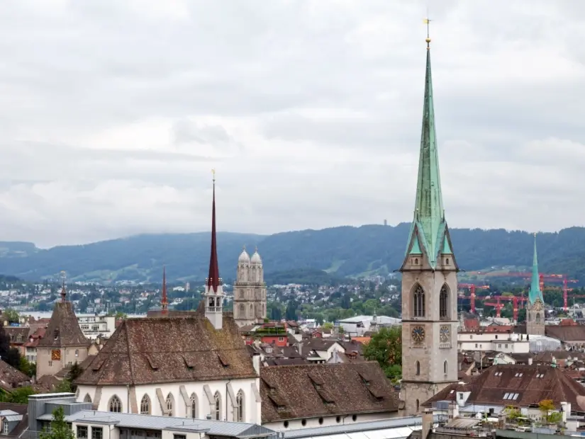 Zürih Merkez Kütüphanesi ve Grossmünster, Fraumünster gibi birçok kiliseyi içeren Zürih manzarası…