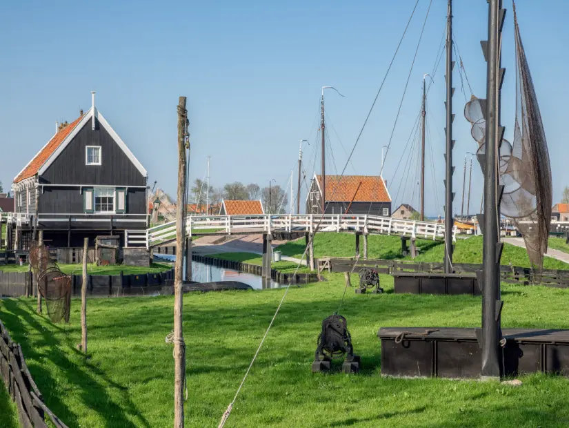 Rüzgarda ağları kuruyan bir balıkçı köyünün geleneksel evleri - Enkhuizen, Hollanda