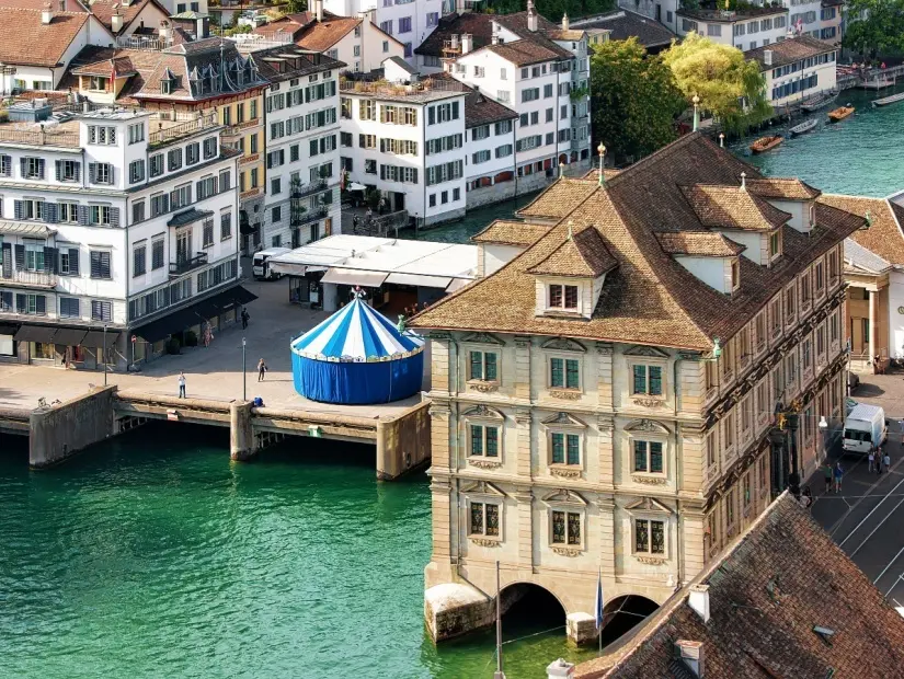Eski Belediye Binası ve Zürih, İsviçre'deki Limmat Nehri'ndeki atlıkarınca