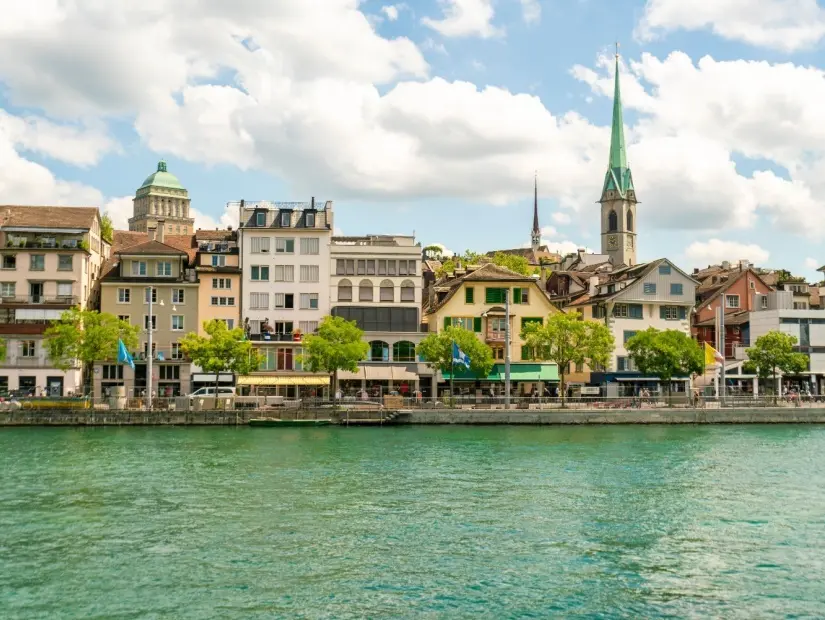 Zürih, İsviçre'deki Limmat'taki Niederdorf şehir manzarası