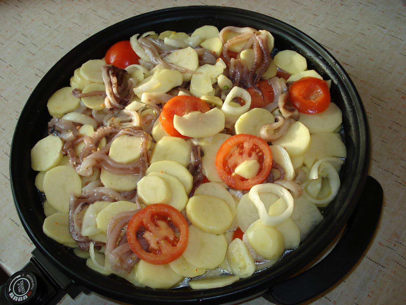 Lignje s krumpirom (Fırında Patatesli Kalamar)