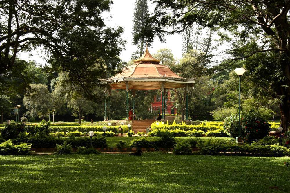 Cubbon Parkı’nın muhteşem doğasını, yapılarını ve heykellerini görün