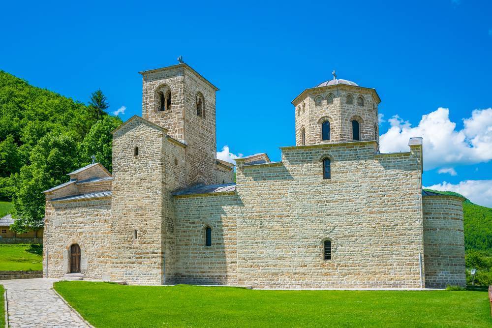 Unesco tarafından korunan Djurdjevi Stupovi Manastırı’nı görün 