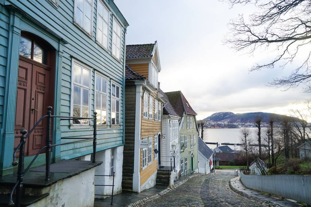Bergen’in tarihi ahşap evlerini görmek için Old Town’da dolaşın